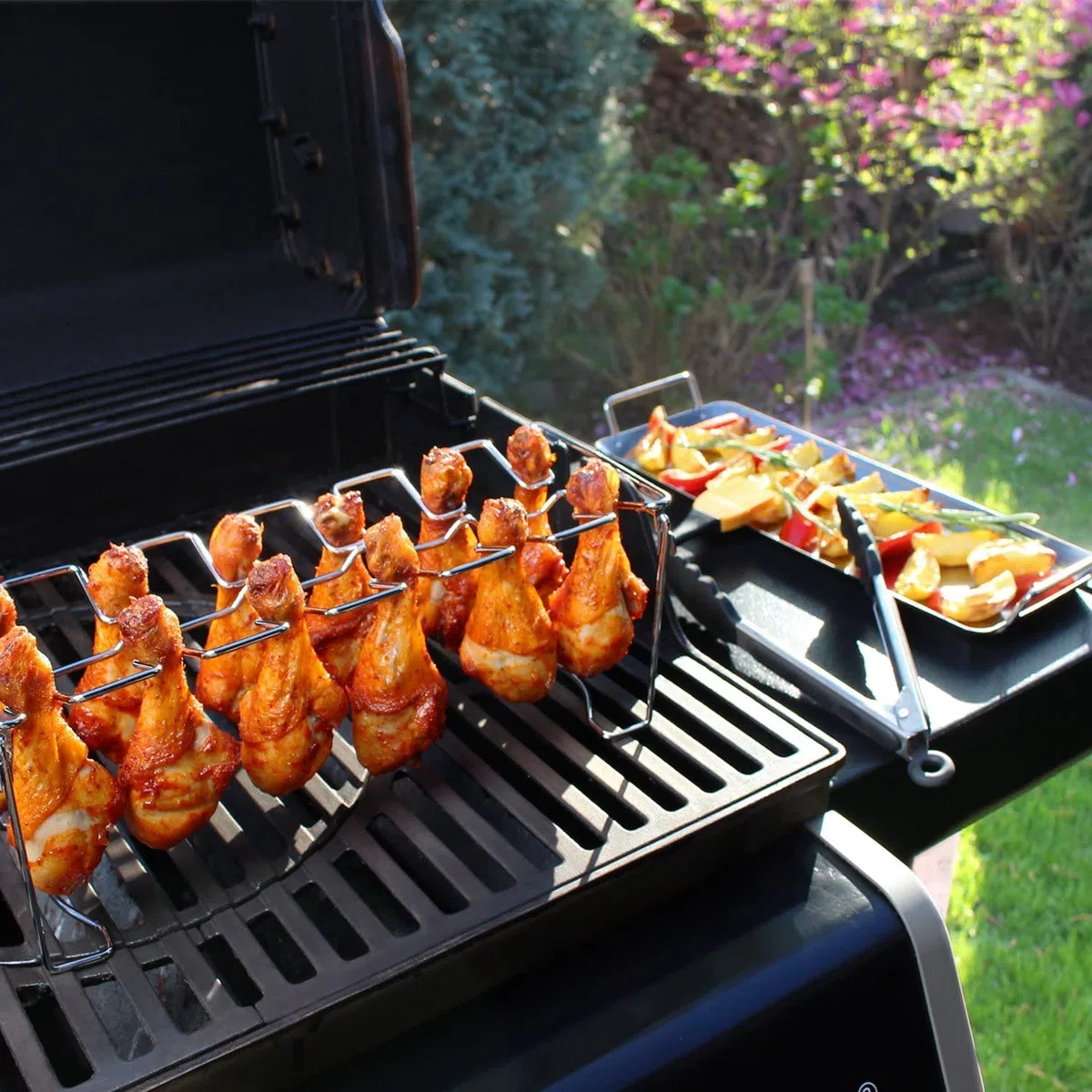 Amazy Soporte para muslos de pollo Incl. Bandeja + Pincel + Pinzas | Soporte para pollo de acero inoxidable – Para muslos y alitas de pollo uniformemente cocinados en barbacoa o horno