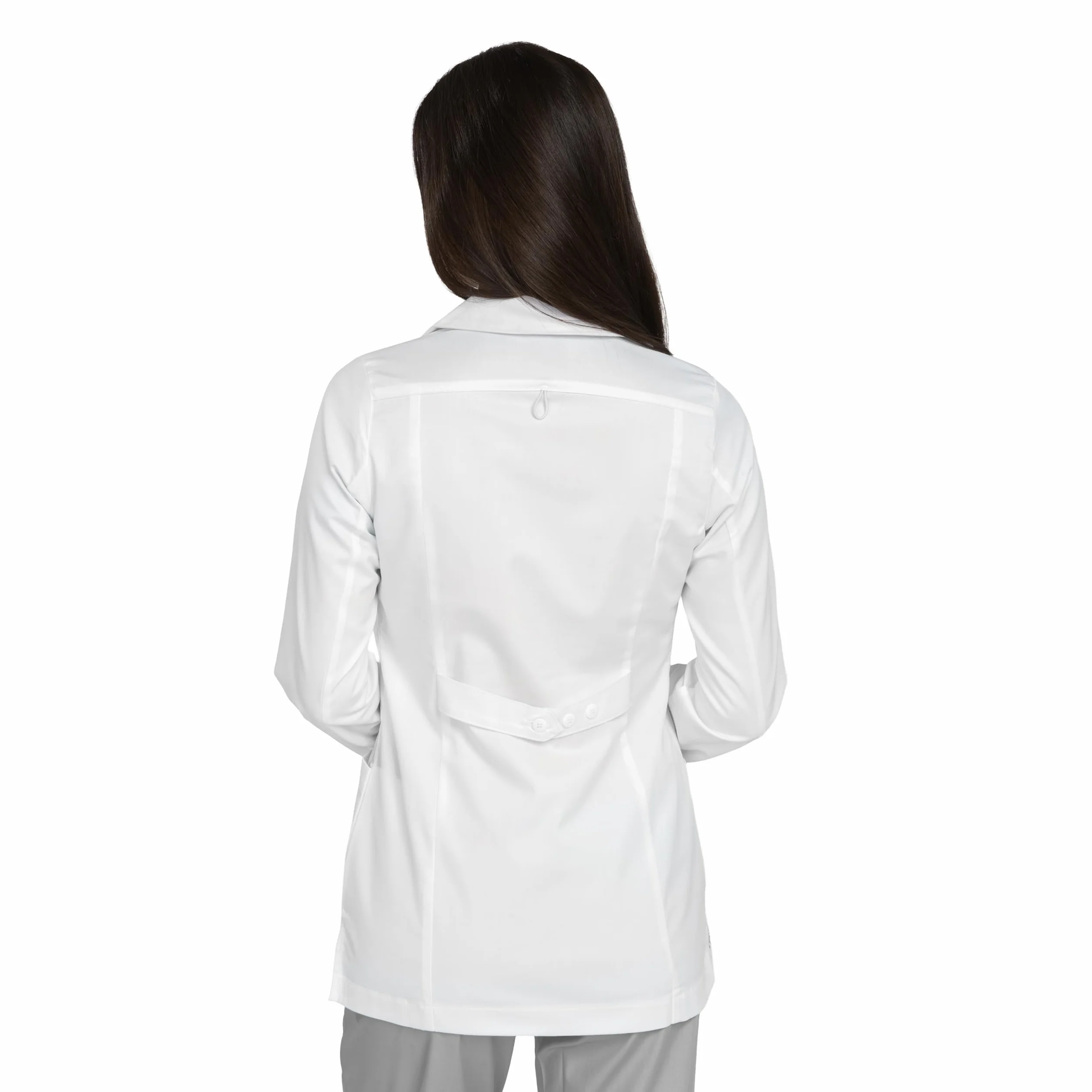 B-well Livia - Bata médica corta para mujer, color blanco, con cuello de solapa, manga larga, 3 bolsillos, tira de botones, para enfermería y clínica