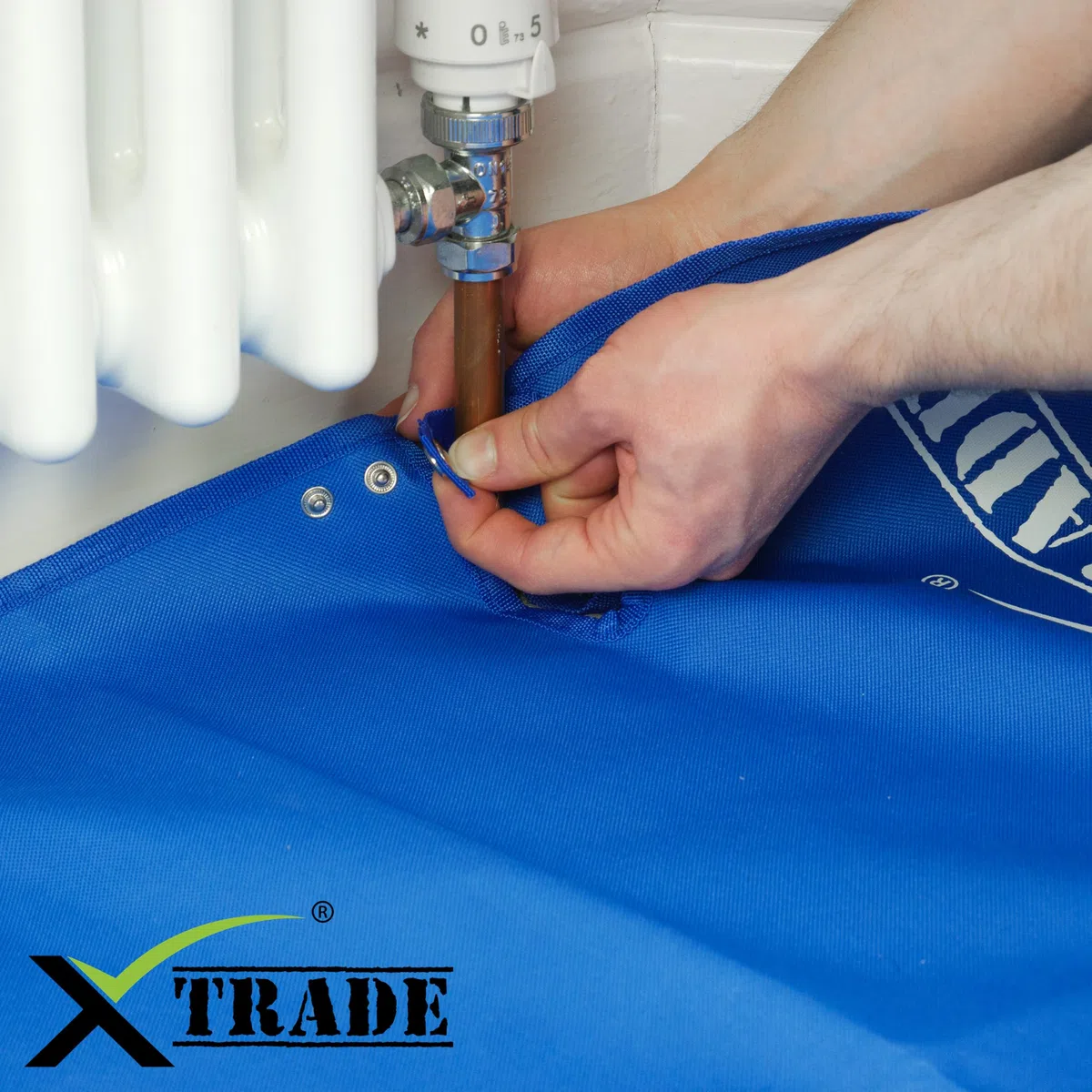 X - Tapete de trabajo de radiador comercial para fontaneros y electricistas - Alfombrilla de protección plegable impermeable con corte de tubería y sistema de botón seguro - Grande 78 cm X 144 cm