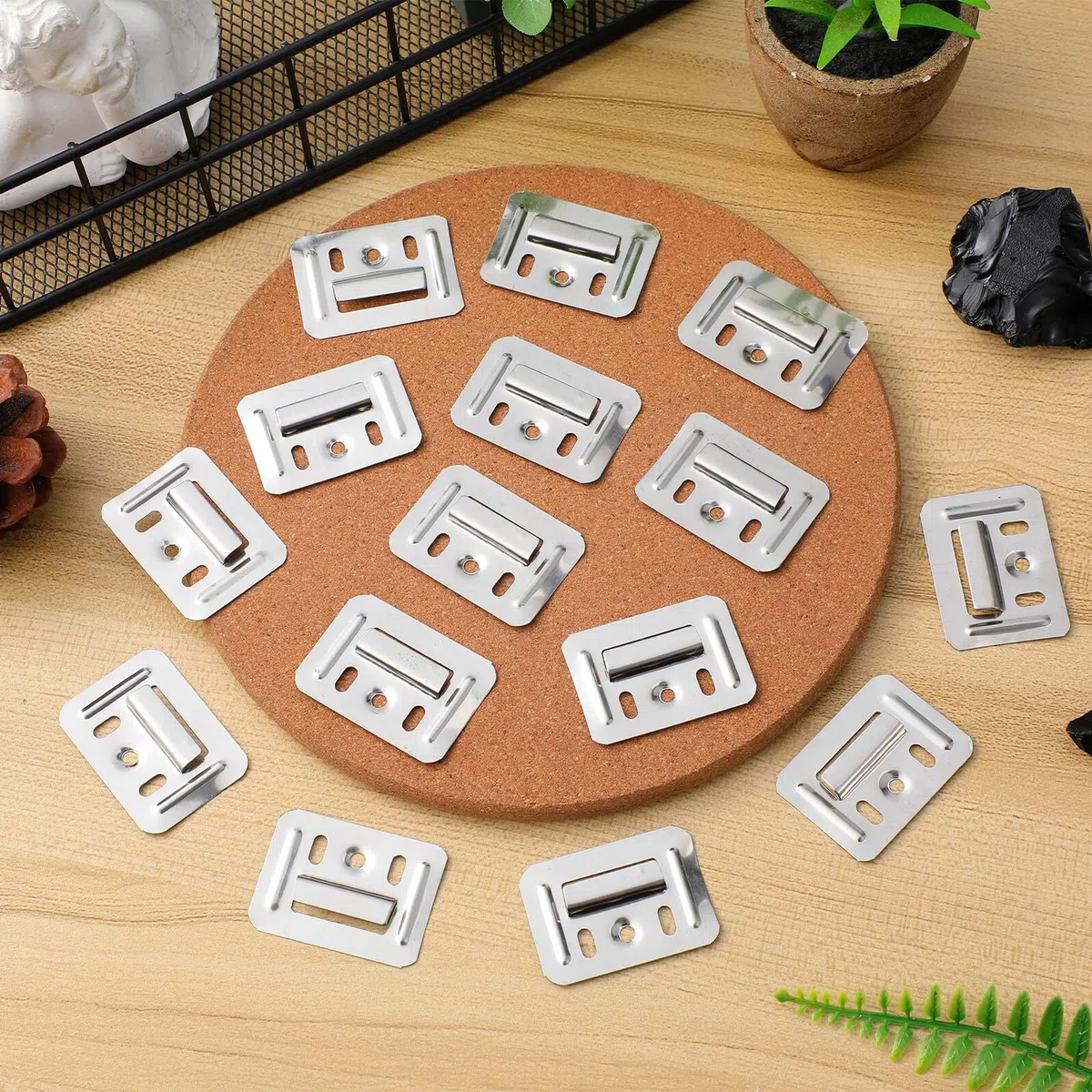 BETOOKY Abrazaderas para Panel de Pared Integrados 100 Piezas Acero Inoxidable 43X32 MM para Muebles Fondo Ensanchado y Engrosado para Mayor Soporte y Transporte Cómodo