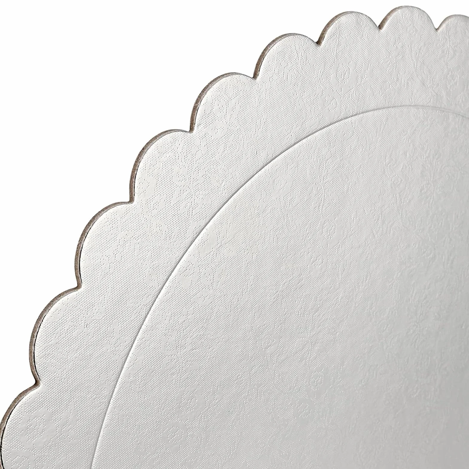 PINGEUI Paquete de 30 bandejas redondas para tartas de 25,4 cm, de cartón plateado de 2 mm de grosor, base festoneada para tartas, fiestas, bodas, decoración de pasteles