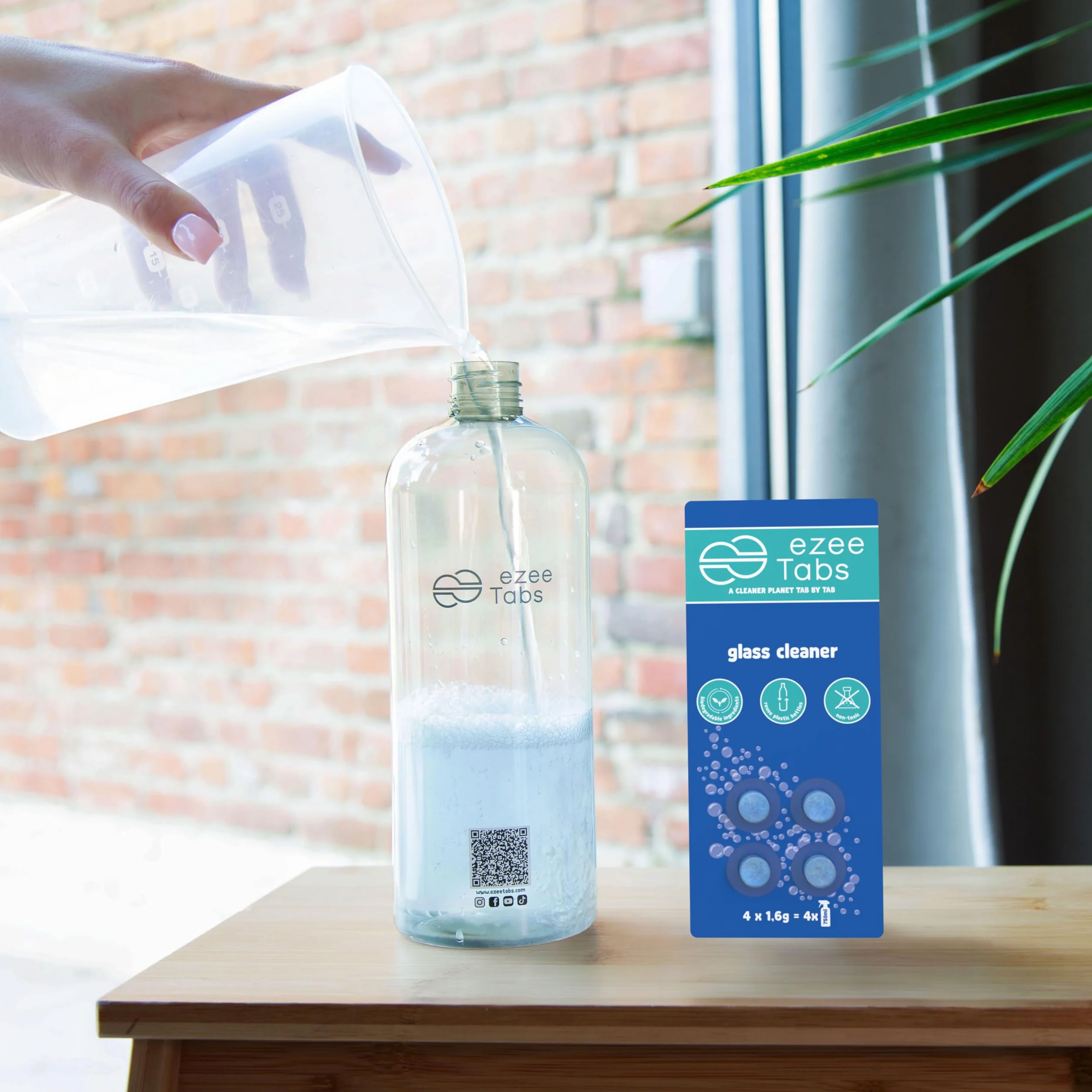 Paquete de Limpiacristales - Pastillas Limpiadoras para una Limpieza sin Microplásticos, Biodegradable y Vegana - 4 x 750ml de Limpiacristales y 1 Botella Reutilizable
