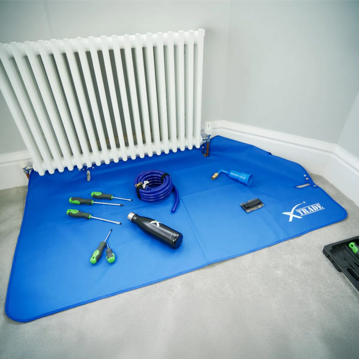 X - Tapete de trabajo de radiador comercial para fontaneros y electricistas - Alfombrilla de protección plegable impermeable con corte de tubería y sistema de botón seguro - Grande 78 cm X 144 cm