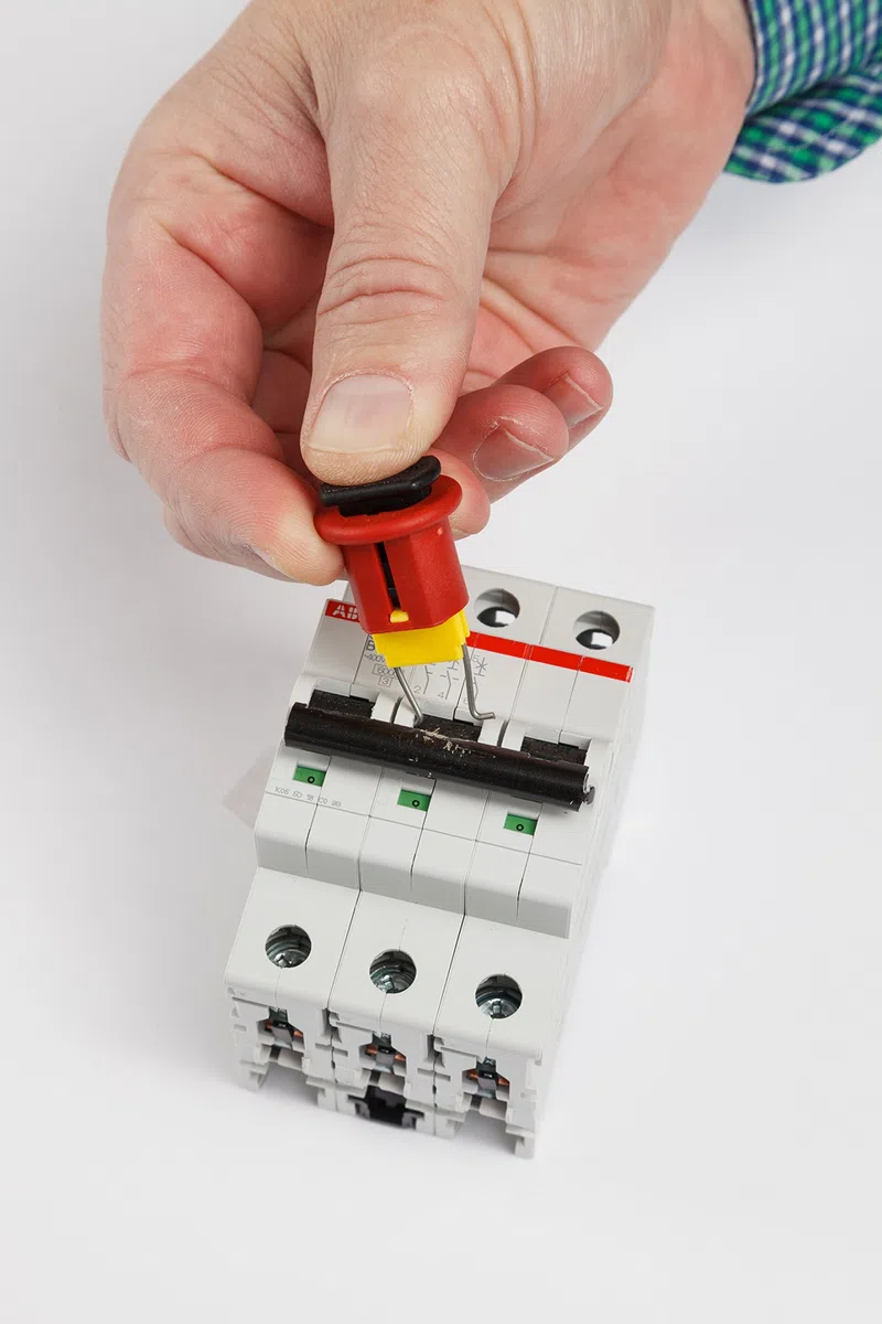 Sistema de Bloqueo de Disyuntor ABB Ms325, Negro/Rojo/Amarillo