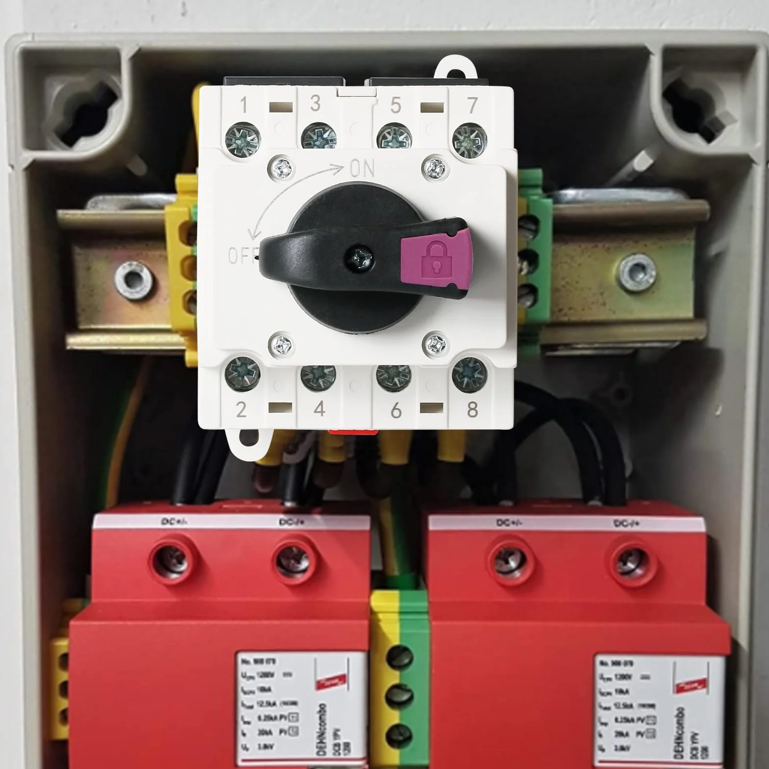 Jadeshay Interruptor de Aislamiento Solar, 32A 1000V DC Protección Fotovoltaica Montaje en Carril DIN para Sistemas Solares