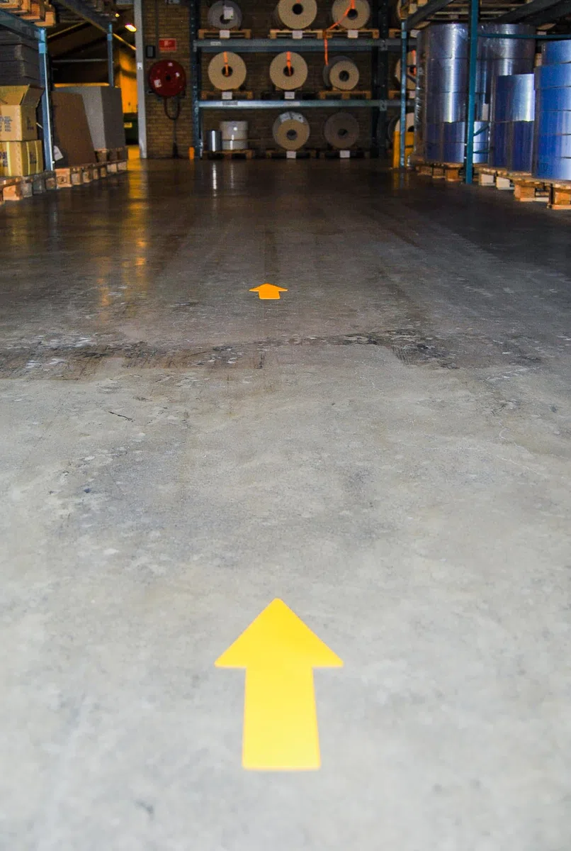 Djois, 197404 – Lote de 10 Símbolos de Marcaje en Suelo Adhesivos Flecha Direccional, PVC de Alta Resistencia 350 μ, para Almacenes, Talleres y Zonas de Circulación, Amarillo