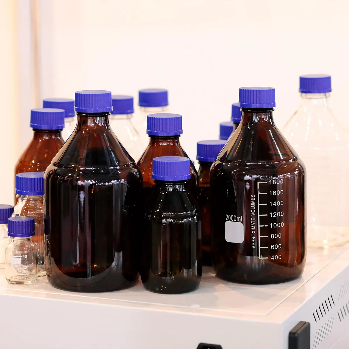 PATIKIL 4 Paquete Medios Almacenamiento Botellas, 1000ml Borosilicato Vidrio Redondas Graduada Botella con GL45 Azul Tornillo Tapa para Laboratorio Agua Reactivo Líquido, Claro