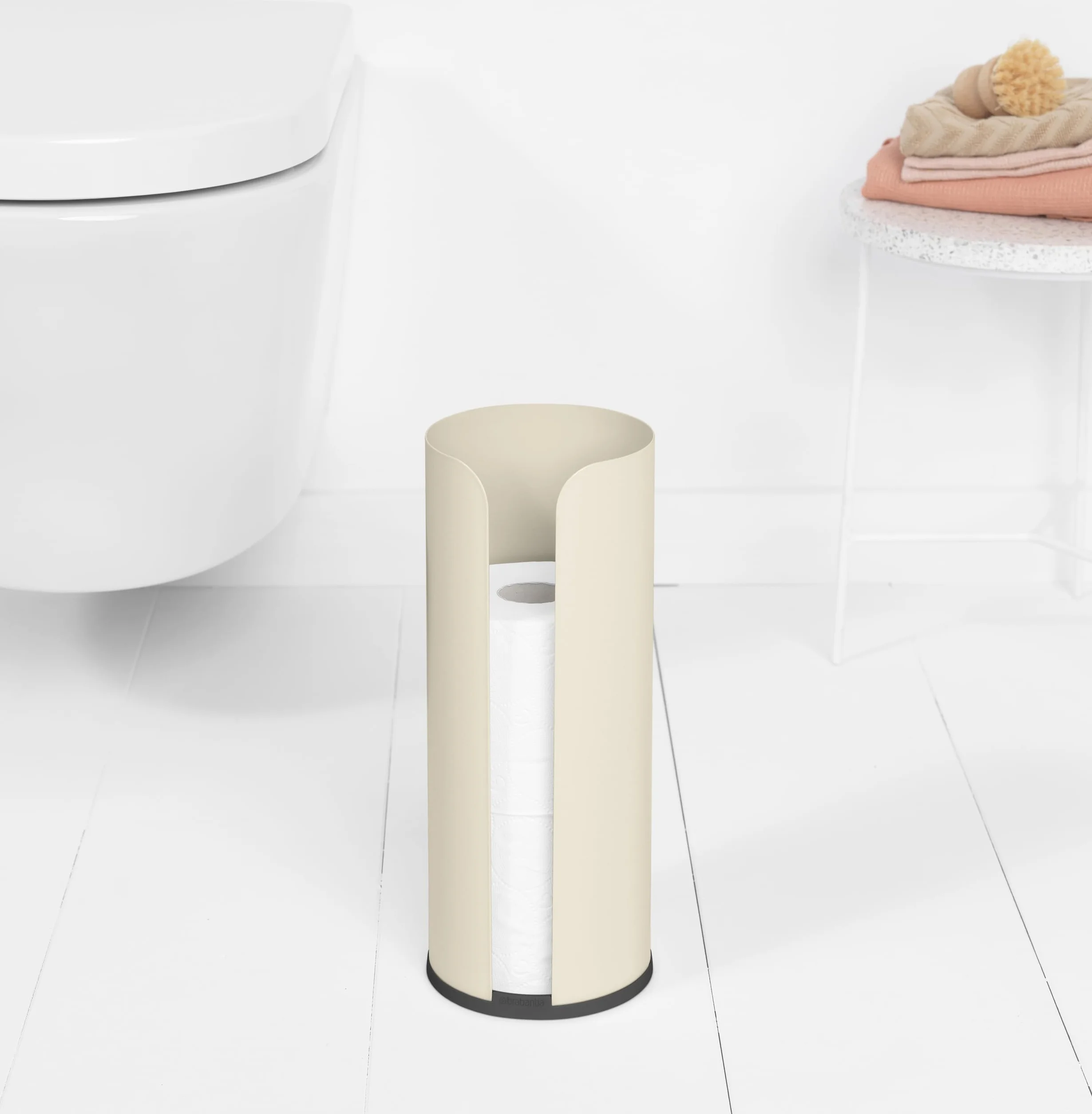 Brabantia - Renew Dispensador de Papel Higiénico - para 3 Rollos de Repuesto - Apto para Rollos de Tamaño Estándar - Resistente a la Corrosión - Accesorio de Baño - Soft Beige - 13,2 x 13,2 x 32,1 cm