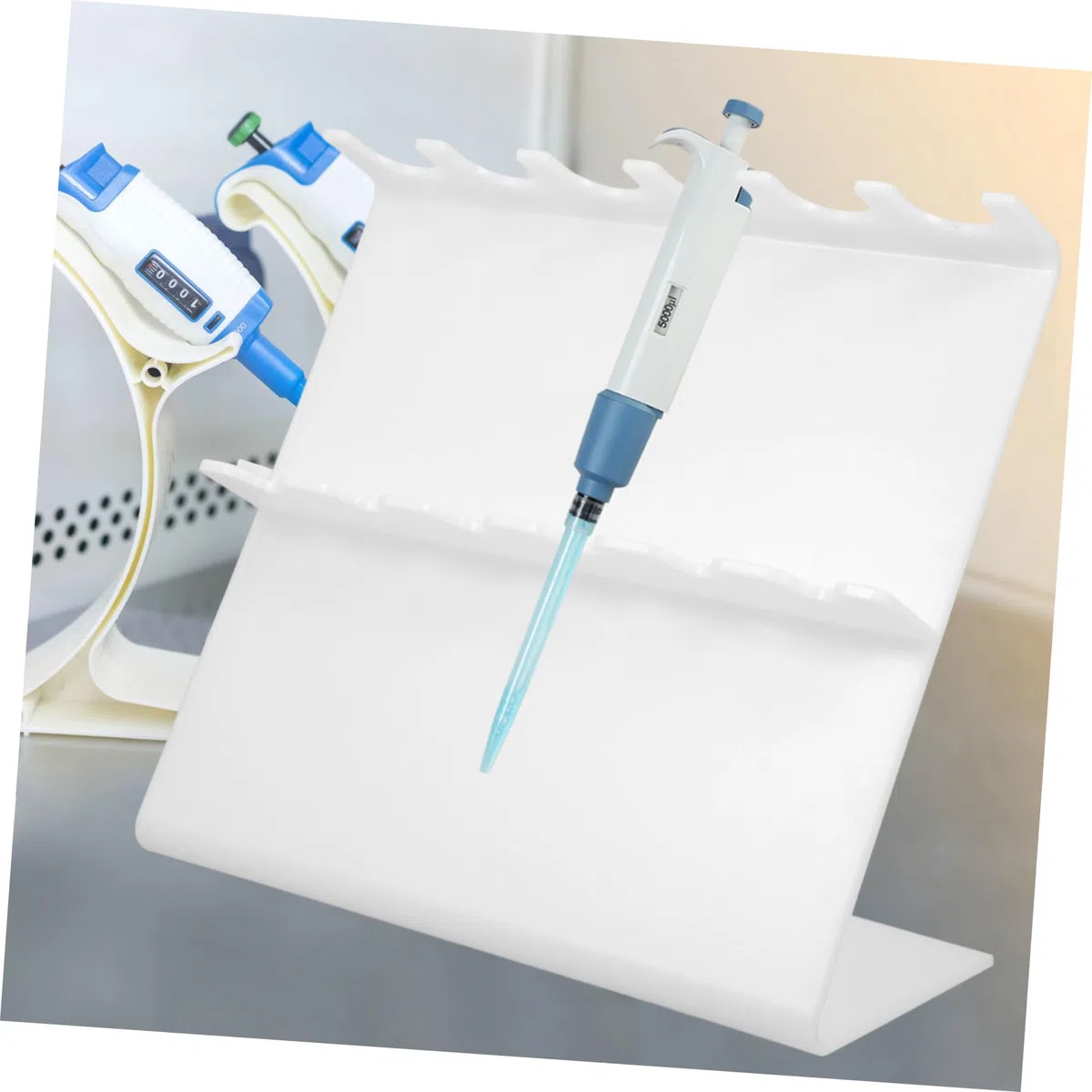 Soporte de Múltiples Agujeros Blanco de Pipetas de Laboratorio de Plástico Diseño para 6 Pipetas, Versátil y Montable en Pared para Banco de Laboratorio