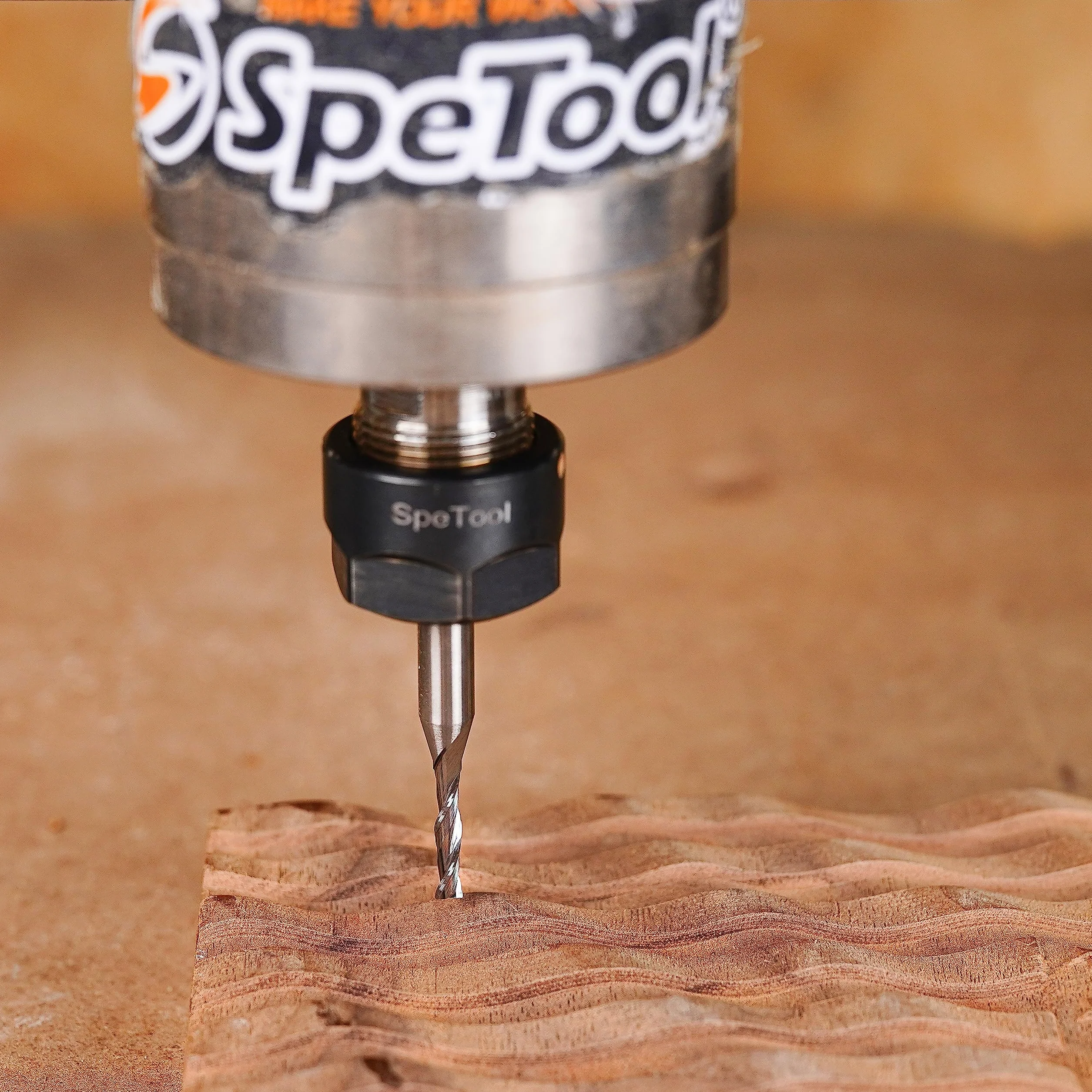 SpeTool Fresas para Madera 8mm Fresa de Ranurar Down-Cut CNC Fresa Espiral HRC55 Diámetro de Corte 4mm Fresa Helicoidal Longitud de Corte 20mm Carburo Herramienta Fresas de Corte para Cortar Madera