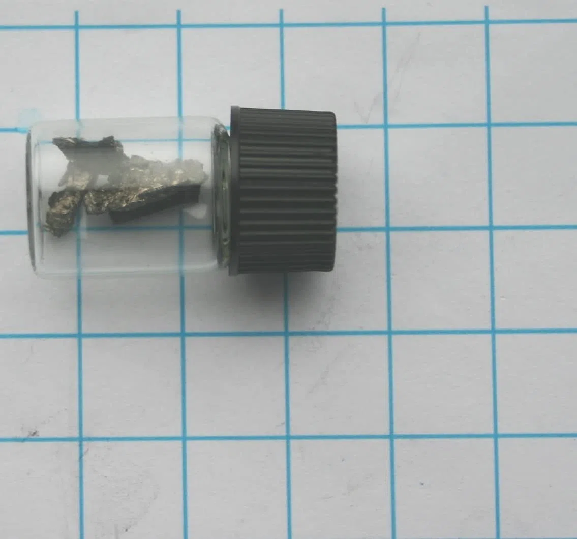 1 gramo 99,9% piezas de metal de Gadolinio en vial de vidrio elemento 64 muestra