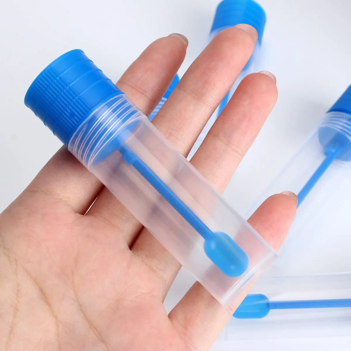 20 PCS Recipiente Muestra Heces, Recipiente Heces para Análisis Recipiente para Heces Médico Contenedor de Heces Vaso de Muestra de Plástico de 15ml con Cuchara Tapa Azul(8,1 * 2,2)