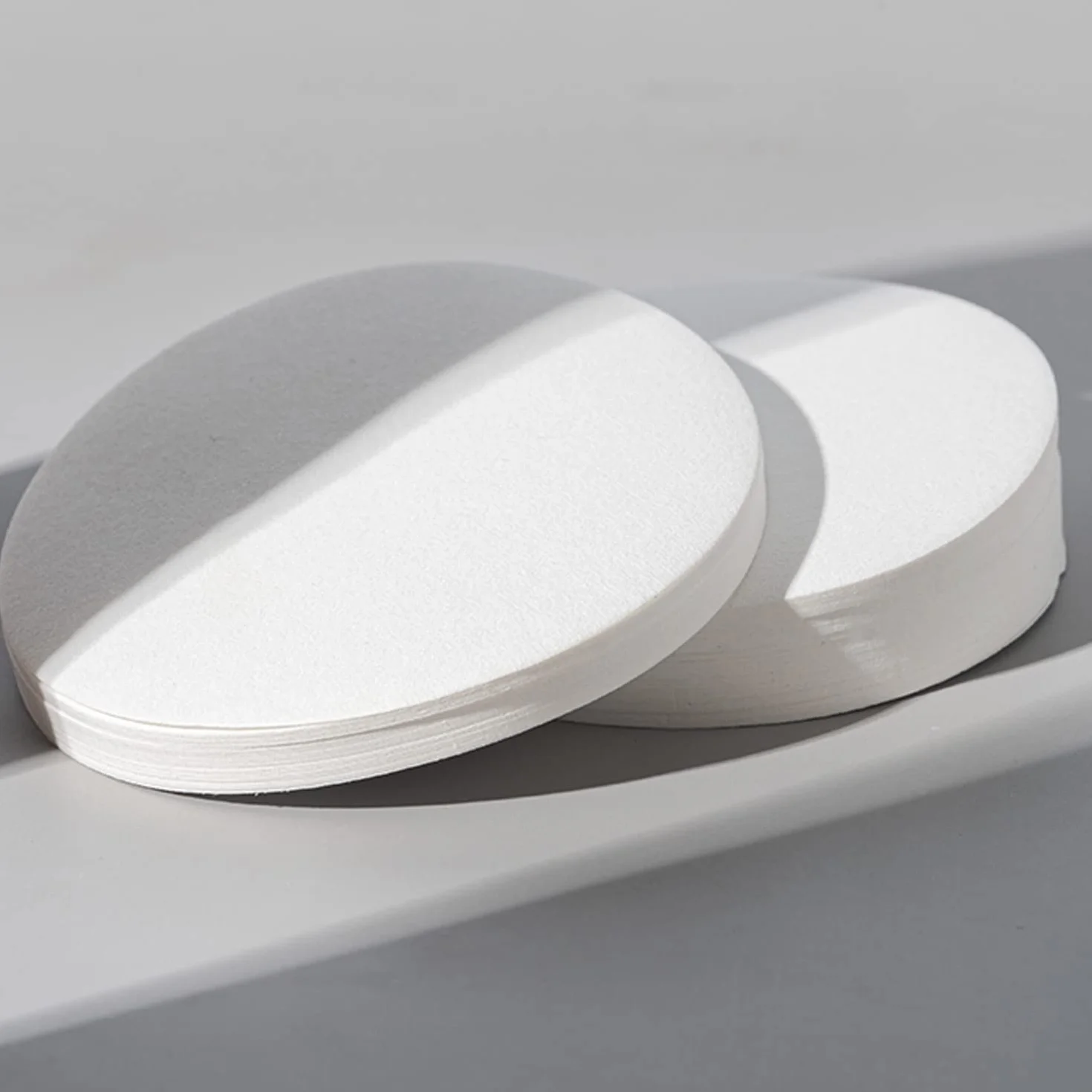 100 Pcs Papel de Filtro Cualitativo de Laboratorio de Flujo Medio Papel Filtro Circular Papel Filtro Plegado 90mm de Diametro para Laboratorio de Filtración