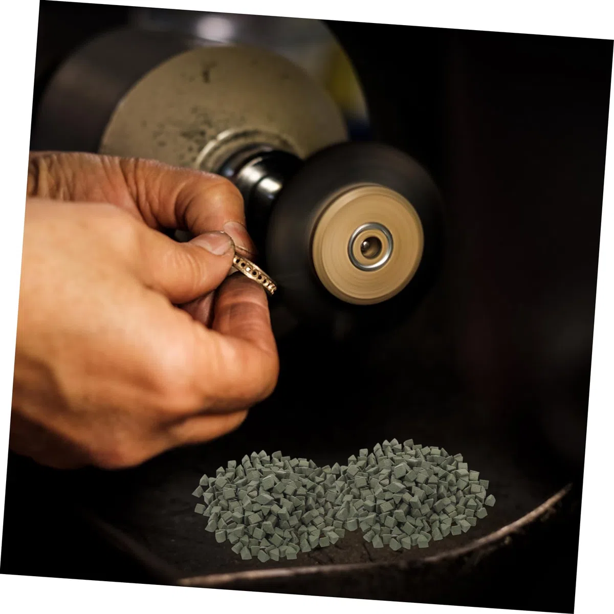 Medios Abrasivos Triangulares para Pulidoras Vibratorias, Abrasivo para Pulido Rápido y Pulido de Bricolaje, Paquete de 450 G para Pulir Piedras, Cerámica y Minerales en Trabajos