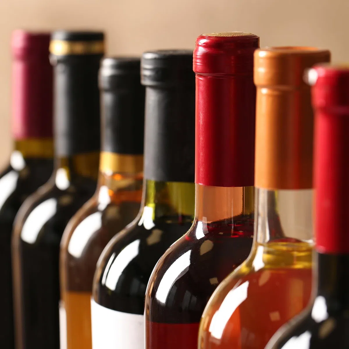 sourcing map 100 cápsulas termorretráctiles de PVC para botellas de vino, con pestaña de desgarro, cubierta superior retráctil para bodegas y cocina del hogar, verde/dorado, 30 x 60 mm
