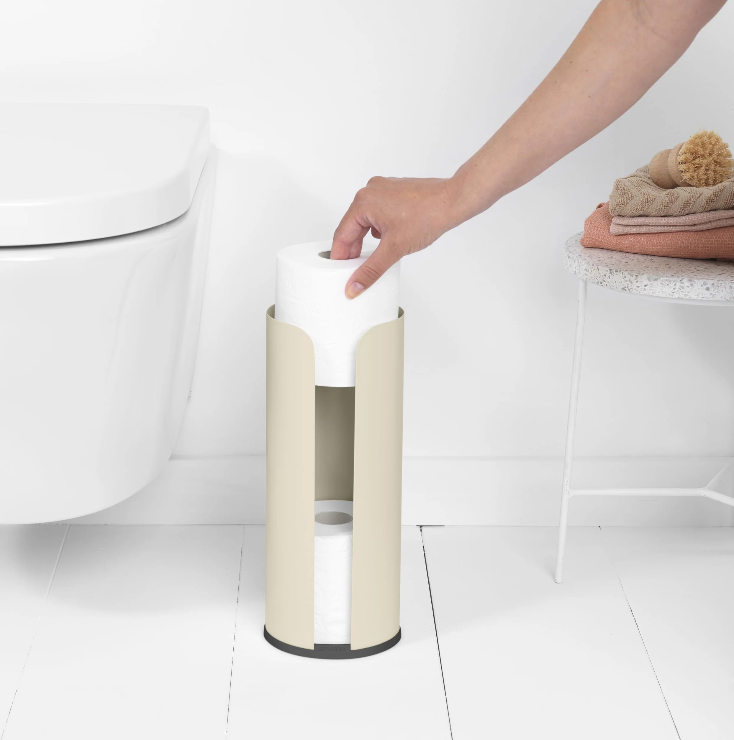 Brabantia - Renew Dispensador de Papel Higiénico - para 3 Rollos de Repuesto - Apto para Rollos de Tamaño Estándar - Resistente a la Corrosión - Accesorio de Baño - Soft Beige - 13,2 x 13,2 x 32,1 cm