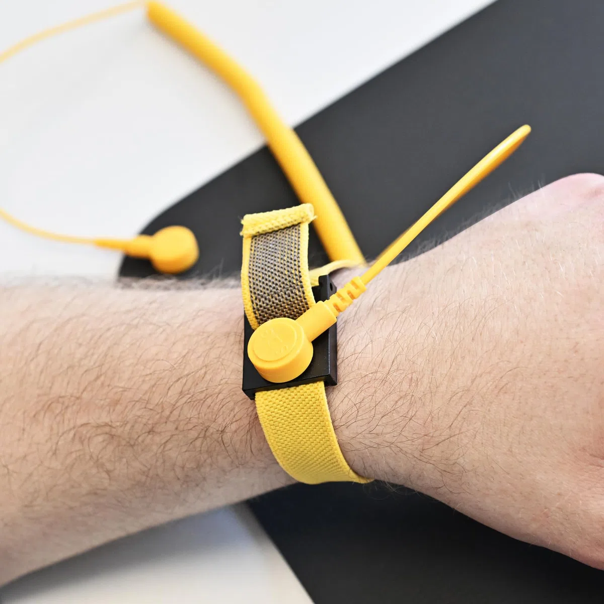 BERNSTEIN ESD Juego de 5 piezas de tierra para personas | ESD Handling Set | Mate (500 x 400 x 0,5), pulsera, 2 cables, conector de tierra | Para trabajar en áreas protegidas electrostáticamente