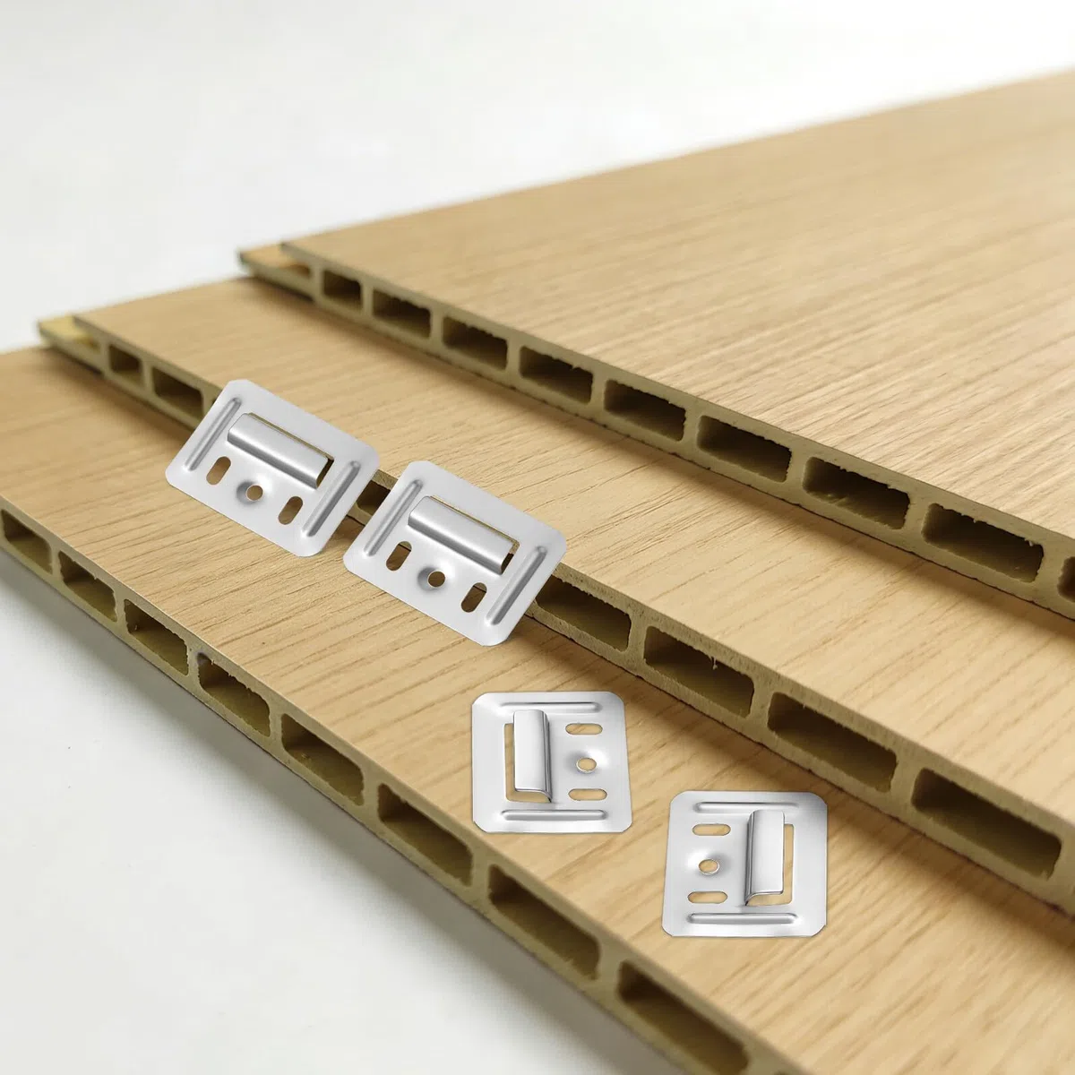 BETOOKY Abrazaderas para Panel de Pared Integrados 100 Piezas Acero Inoxidable 43X32 MM para Muebles Fondo Ensanchado y Engrosado para Mayor Soporte y Transporte Cómodo