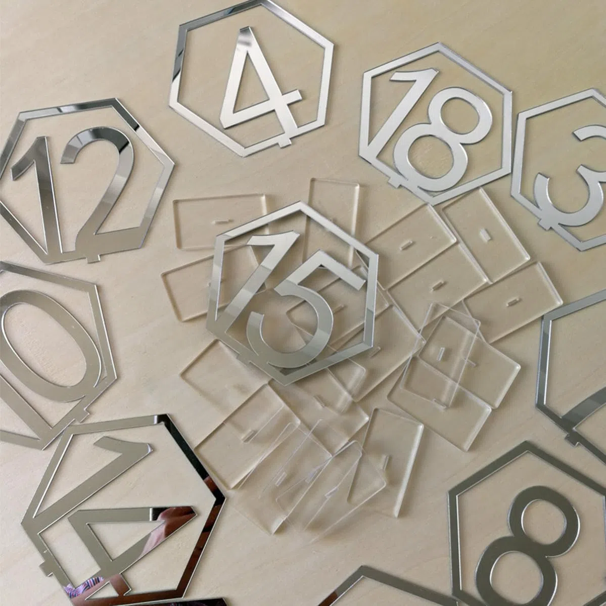 ULTECHNOVO Números de Mesa de Boda Acrílico Espejo Plata del 1 al 20 Soporte, Decoración Elegante para Bodas y Eventos, Material Resistente y Diseño Moderno